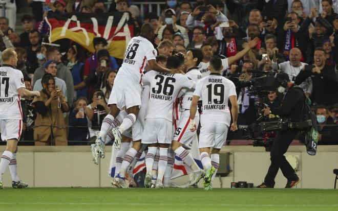 Celebración de los jugadores del Eintracht ante el Barcelona en Europa League (Foto: Cordon Press).
