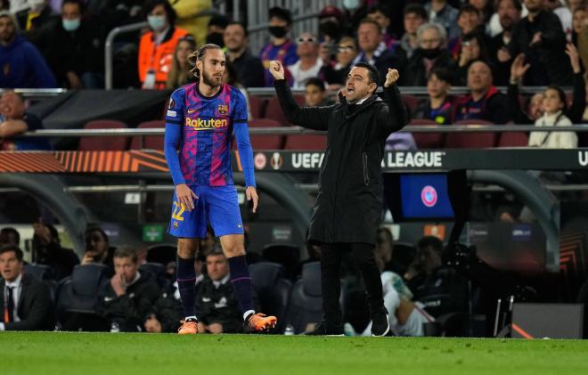 Xavi Hernández y Óscar Mingueza, durante el Barcelona-Eintracht (Foto: Cordon Press).