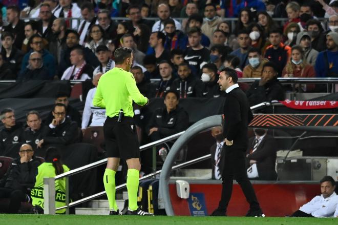 Xavi protesta en el Barcelona-Eintracht (Foto: Cordon Press).