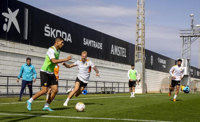 El Valencia se ejercita en un entrenamiento matinal este jueves. (Imagen: Valencia CF)
