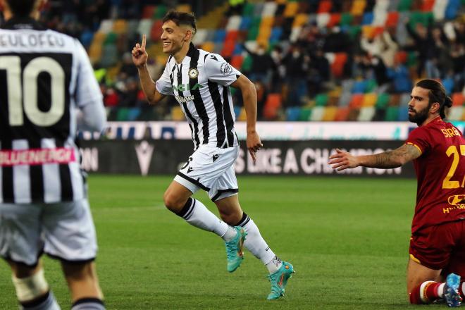 Nahuel Molina, nuevo fichaje de Simeone, celebra un gol con el Udinese (Foto: Cordon Press).