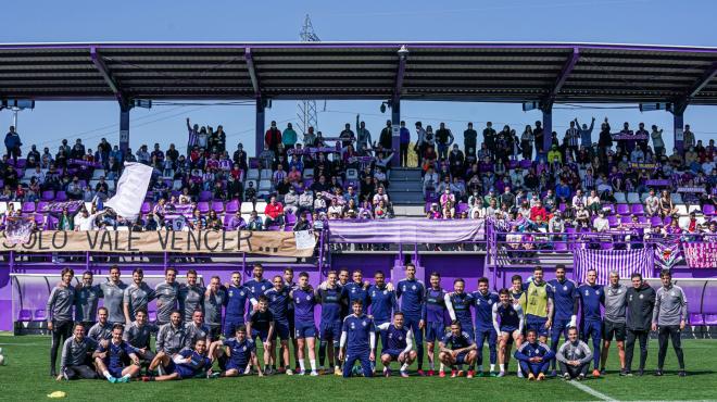 Afición y equipo unidos en el entrenamiento (Foto: Real Valladolid)