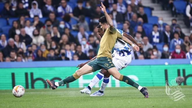 Alexander Isak dispara ante Bartra contra el Betis en el Reale Arena (Foto: Real Sociedad).