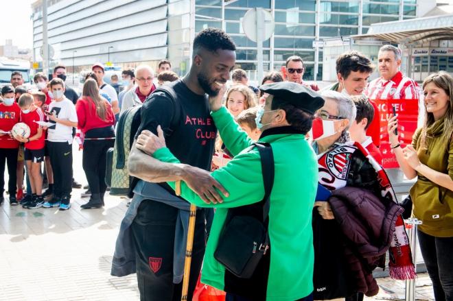 Iñaki Williams agasajado por aficionados rojiblancos lejos de Bilbao (Foto: Athletic Club).
