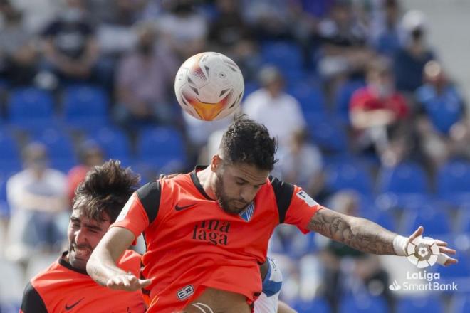 Antoñín despeja un balón cabeza en el Leganés-Málaga (Foto: LaLiga).