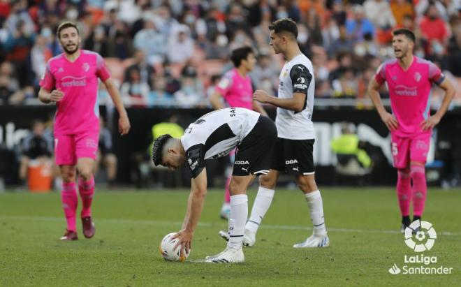 Soler, durante el Valencia CF-Osasuna, en la única jugada donde el arbitraje fue justo con los che (Foto: LaLiga).