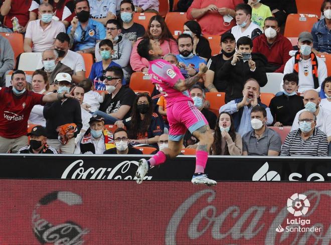 Chimy Ávila celebra un gol de Osasuna en Mestalla (Foto: LaLiga).