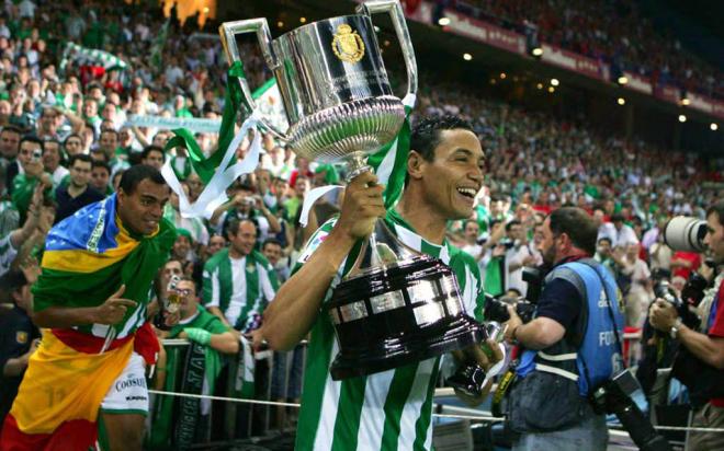 Ricardo Oliveira con la Copa del Rey.