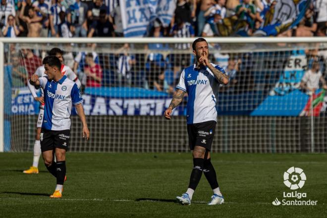 Joselu Mato celebra un gol col el Alavés (Foto: LaLiga).