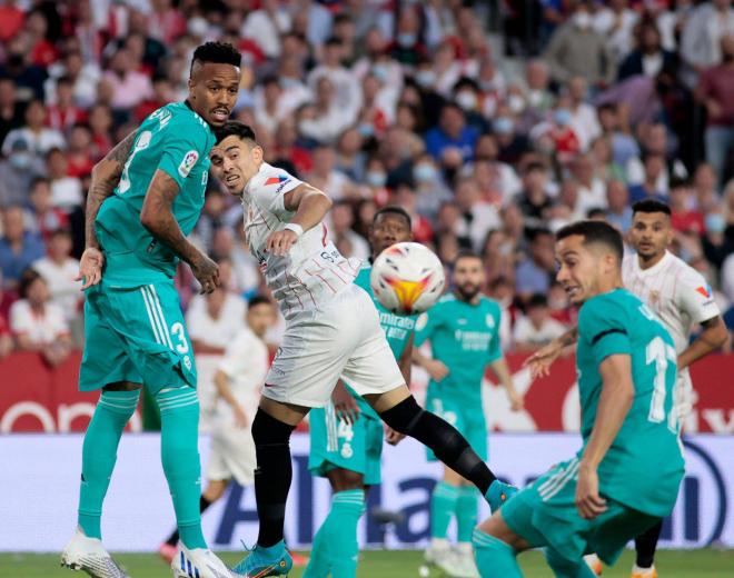 Acuña, Lucas Vázquez y Militao observan el balón durante el Sevilla-Real Madrid (Foto: Cordon Pr
