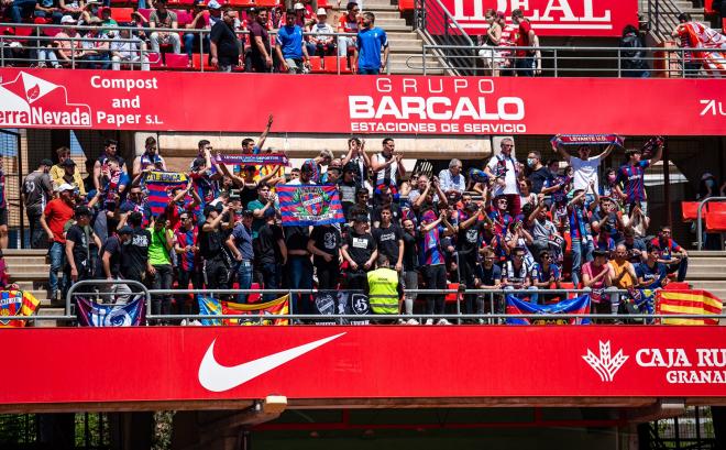 Aficionados granotas desplazados en el Nuevo Los Cármenes. (Foto: LaLiga)