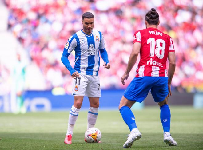 Raúl de Tomás encara a Felipe en el Atlético de Madrid-Espanyol (Foto: Cordon Press).