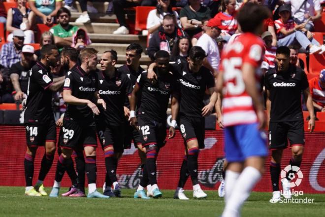 El Levante celebra un gol ante el Granada CF en el estadio Nuevo Los Cármenes. (Foto: LaLiga)