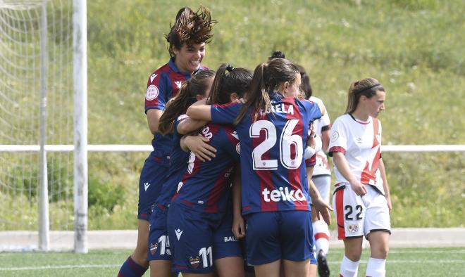 El Levante UD Femenino celebra la victoria contra el Rayo Vallecano. (Foto: Levante UD)