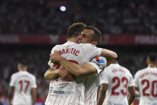Ivan Rakitic celebra con Jordán su gol al Real Madrid (Foto: Kiko Hurtado)