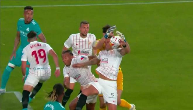 La mano de Diego Carlos en el Sevilla-Real Madrid.