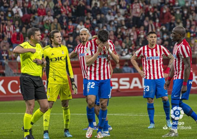 Jugadores del Sporting se lamentan ante el Oviedo. (Foto: LaLiga)