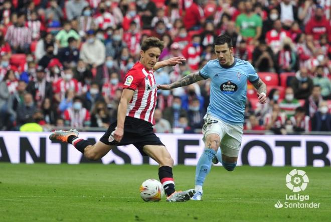 Lance del lateral del Athletic Club Alex Petxarroman ante el Celta en San Mamés (Foto: LaLiga).