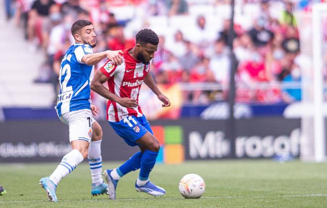 Lemar protege el balón ante la presión de Óscar Gil en el Atlético de Madrid-Espanyol (Foto: Cordon Press).