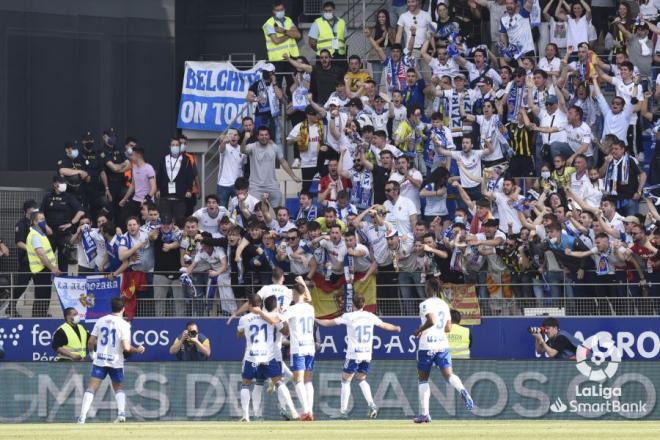 Los jugadores del Real Zaragoza celebran el gol de Azón al Huesca con la afición (Foto: LaLiga).