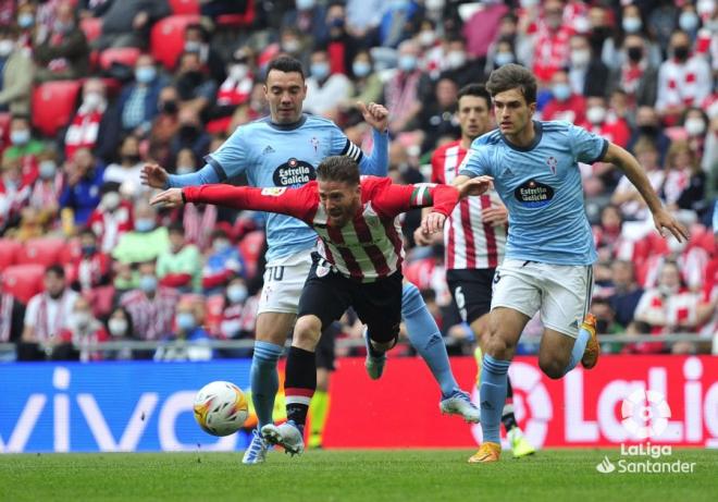 Iker Muniain, capitán del Athletic, cae durante el partido ante el Celta en San Mamés (Foto: LaLiga).