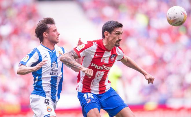 Savic cabecea el balón ante Puado (Foto: Cordon Press).