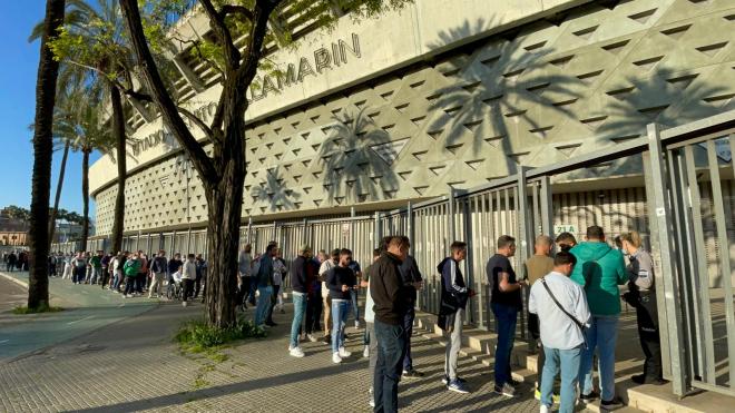 Colas para comprar entradas de la final de la Copa del Rey. (Foto: Kiko Hurtado).