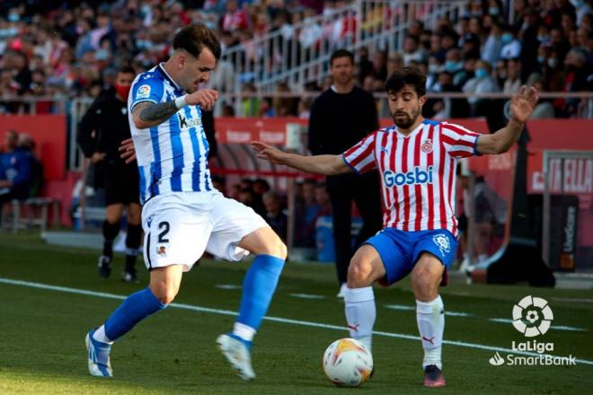 Álex Sola presionado por Jairo Izquierdo en el Girona-Real Sociedad (Foto: LaLiga).