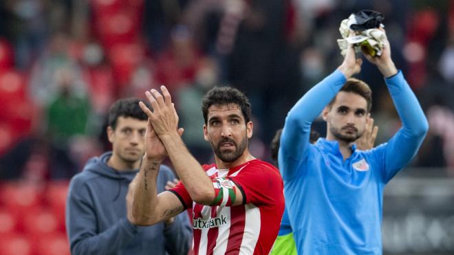 Raúl García aplaude a San Mamés tras perder ante el Celta (Foto: Athletic Club).