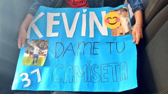 La cartulina pidiéndole a Kevin una camiseta (Foto: @_RaquelDiaz8).
