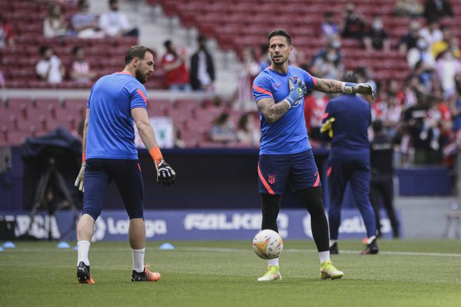 Lecomte y Oblak calientan antes del Atlético de Madrid-Espanyol (Foto: Cordon Press).
