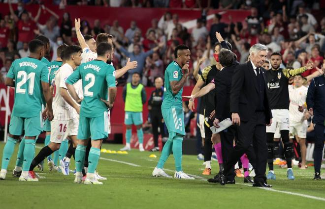 Los jugadores de Real Madrid y Sevilla protestan y Ancelotti mira al banquillo (Foto: Cordon Press)
