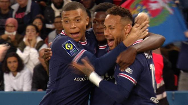 Mbappé celebra un gol de Neymar con el PSG.