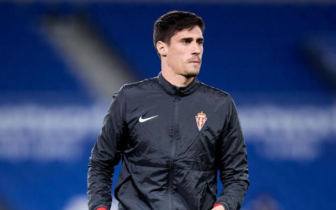 Pablo Pérez calienta en un partido del Sporting (Foto: LaLiga).