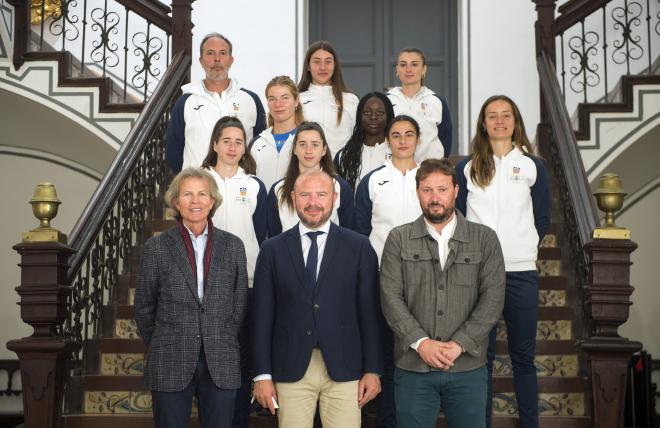 Las atletas del Valencia Club Atletismo visitan la Diputació