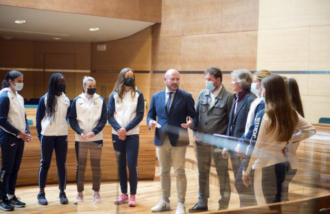Las atletas del Valencia Club Atletismo visitan la Diputació