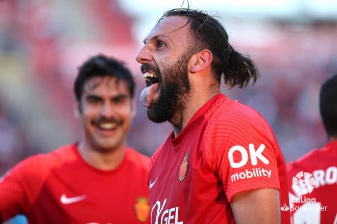Vedat Muriqi celebra un gol con el Mallorca; un alto y fuerte rival a parar por los centrales del Athletic Club (Foto: LaLiga).