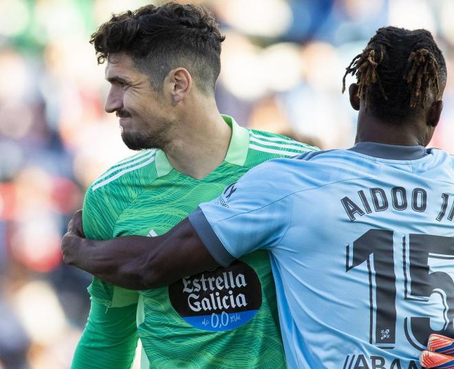 Aidoo consuela a Dituro durante el Celta-Getafe en Balaídos (Foto: LaLiga).