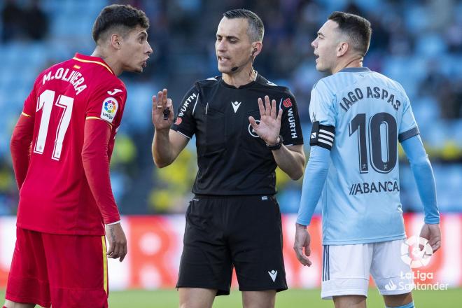 Iago Aspas se encara con Olivera ante Santiago Jaime Latre durante el Celta-Getafe en Balaídos (Fo