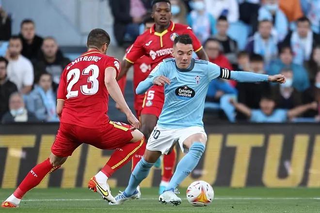 Iago Aspas pugna con un rival durante el Celta-Getafe en Balaídos (Foto: EFE).