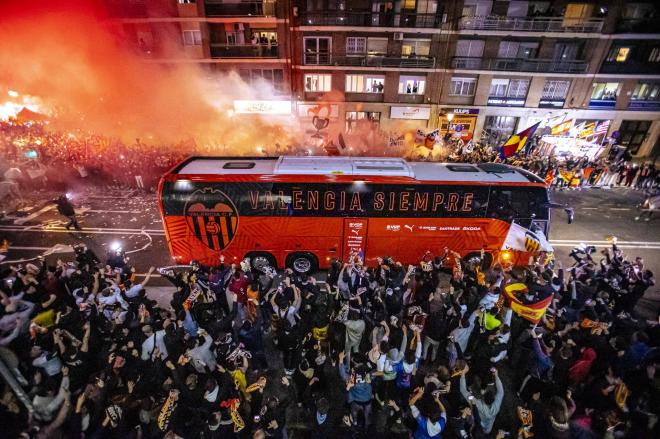 Afición del Valencia CF en Mestalla recibe al autobús