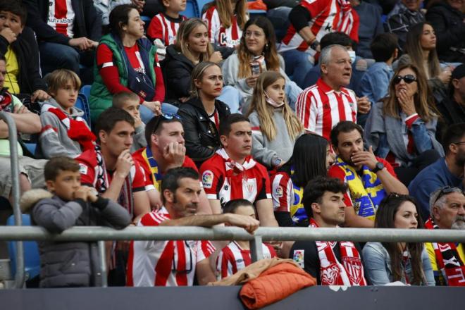 Aficionados del Athletic durante el partido ante el Cádiz en el Nuevo Mirandilla (Foto: Cristo García).