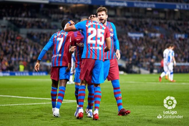 Aubameyang celebra con Pique su gol en el Real Sociedad-Barcelona (Foto: LaLiga).