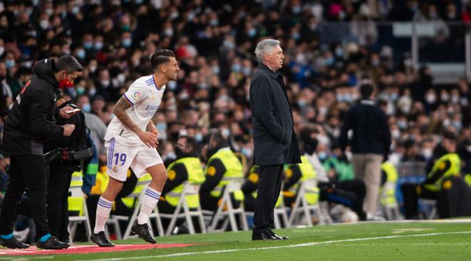 Ceballos y Ancelotti, en un partido del Real Madrid (Foto: Cordon Press).