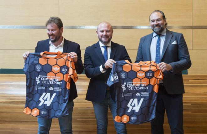 El club Les Abelles de rugby visita la Diputació con motivo de su 50 aniversario