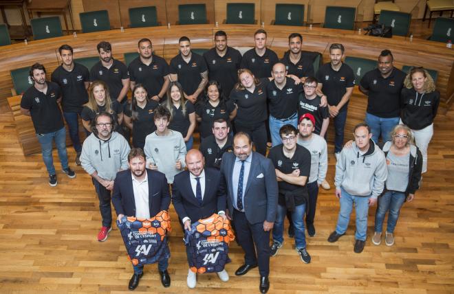 El club Les Abelles de rugby visita la Diputació con motivo de su 50 aniversario