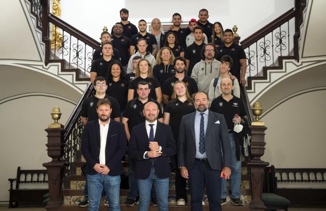 El club Les Abelles de rugby visita la Diputació con motivo de su 50 aniversario