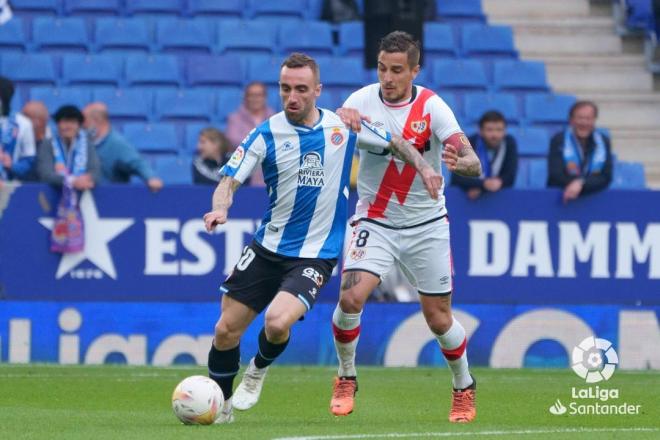 Sergi Darder protege ante Óscar Trejo en el Espanyol-Rayo (Foto: LaLiga).