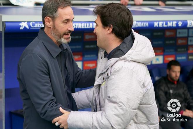 Vicente Moreno e Iraola charlan antes del Espanyol-Rayo Vallecano (Foto: LaLiga).