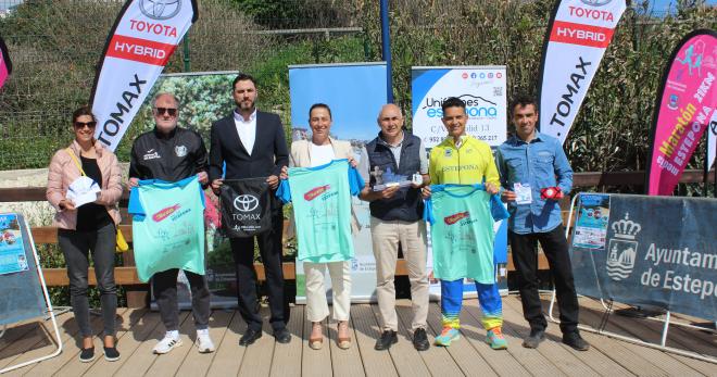 Presentación del trofeo y la camiseta de la primera media maratón de la senda litoral.